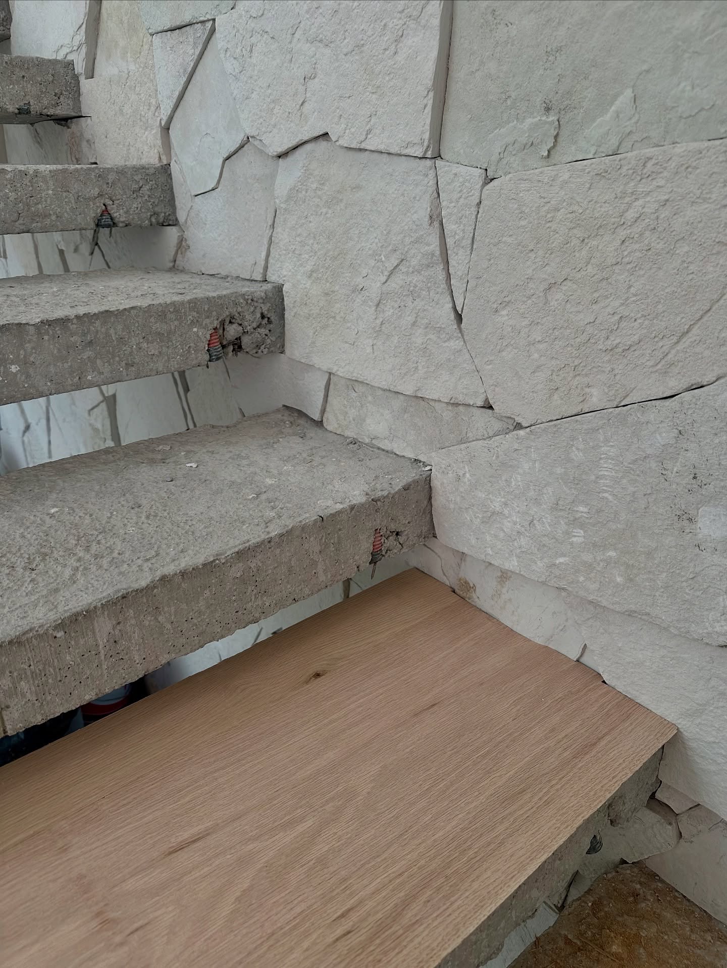 Escalera de encino con huellas de madera en proceso, fabricada a medida en Puebla