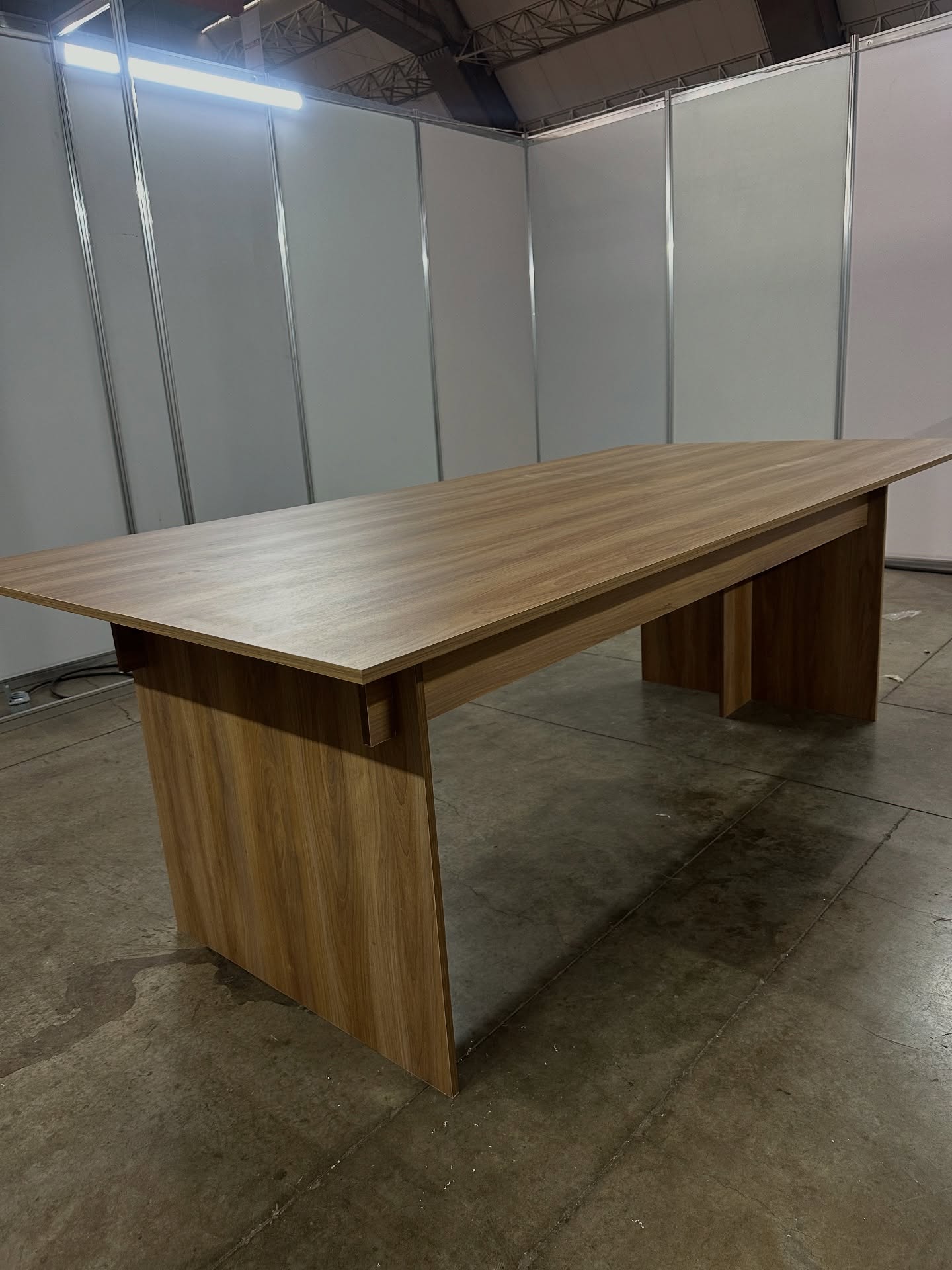 Mesa de comedor de madera maciza hecha a medida por carpintero en Puebla