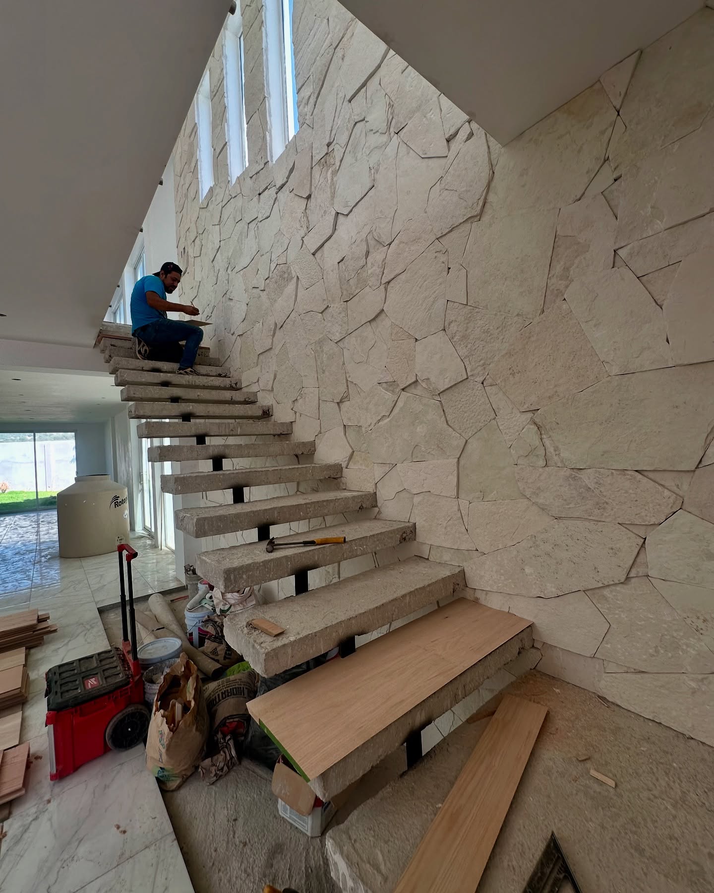 Carpintero trabajando en escalera de madera recién construida en taller de Puebla