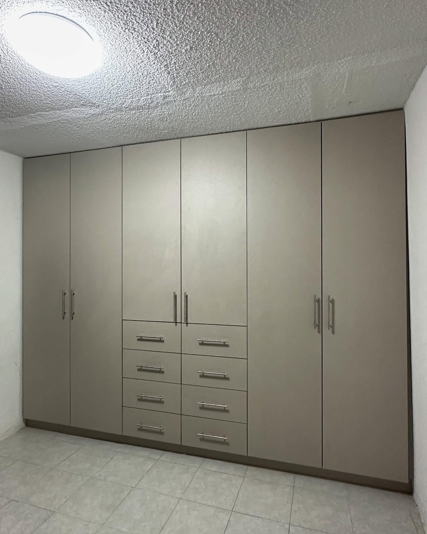 Guardarropa color crema de piso a techo, closet a medida en Puebla