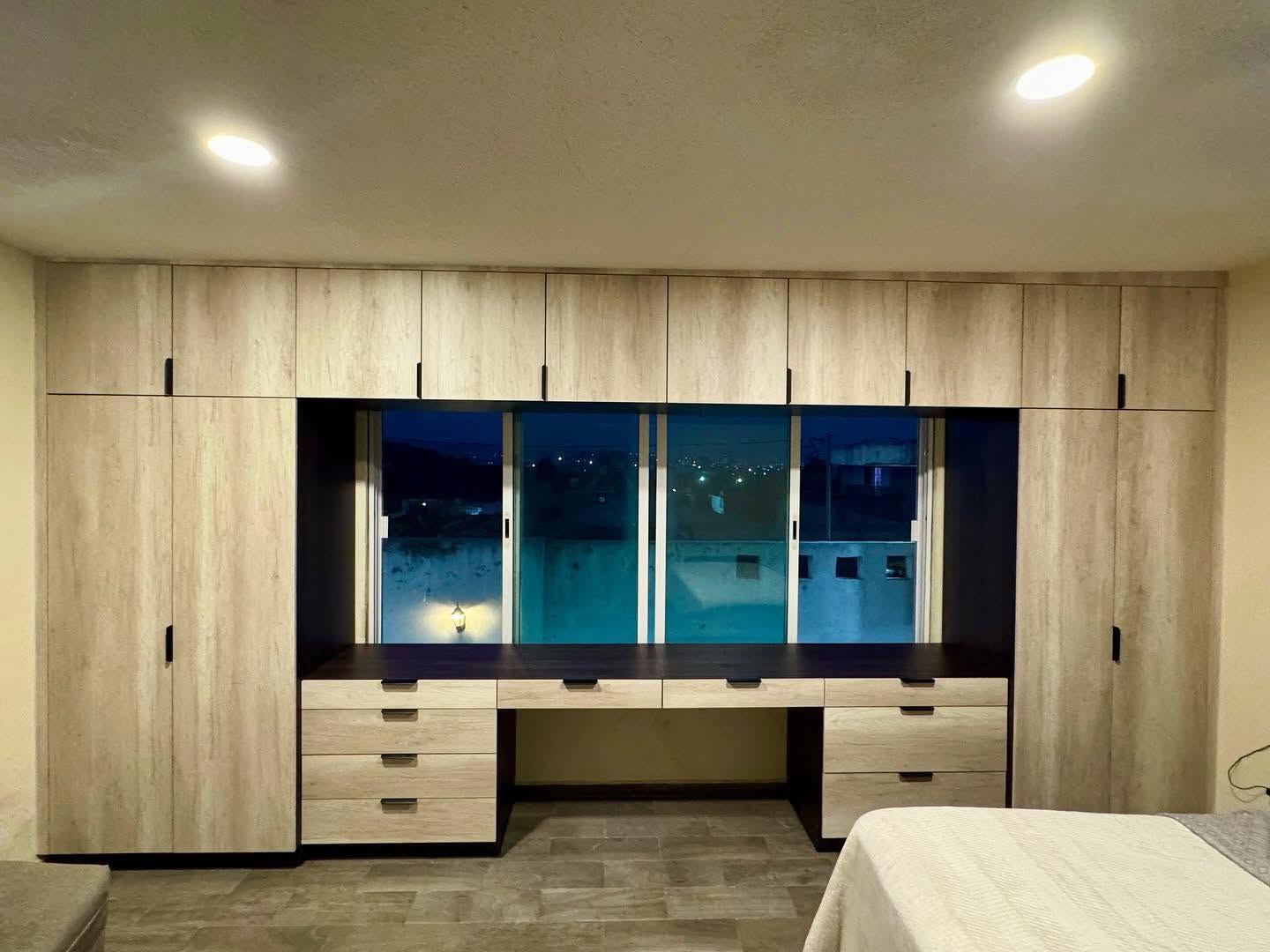 Recámara con muebles empotrados de roble claro y escritorio, closet a medida en Puebla