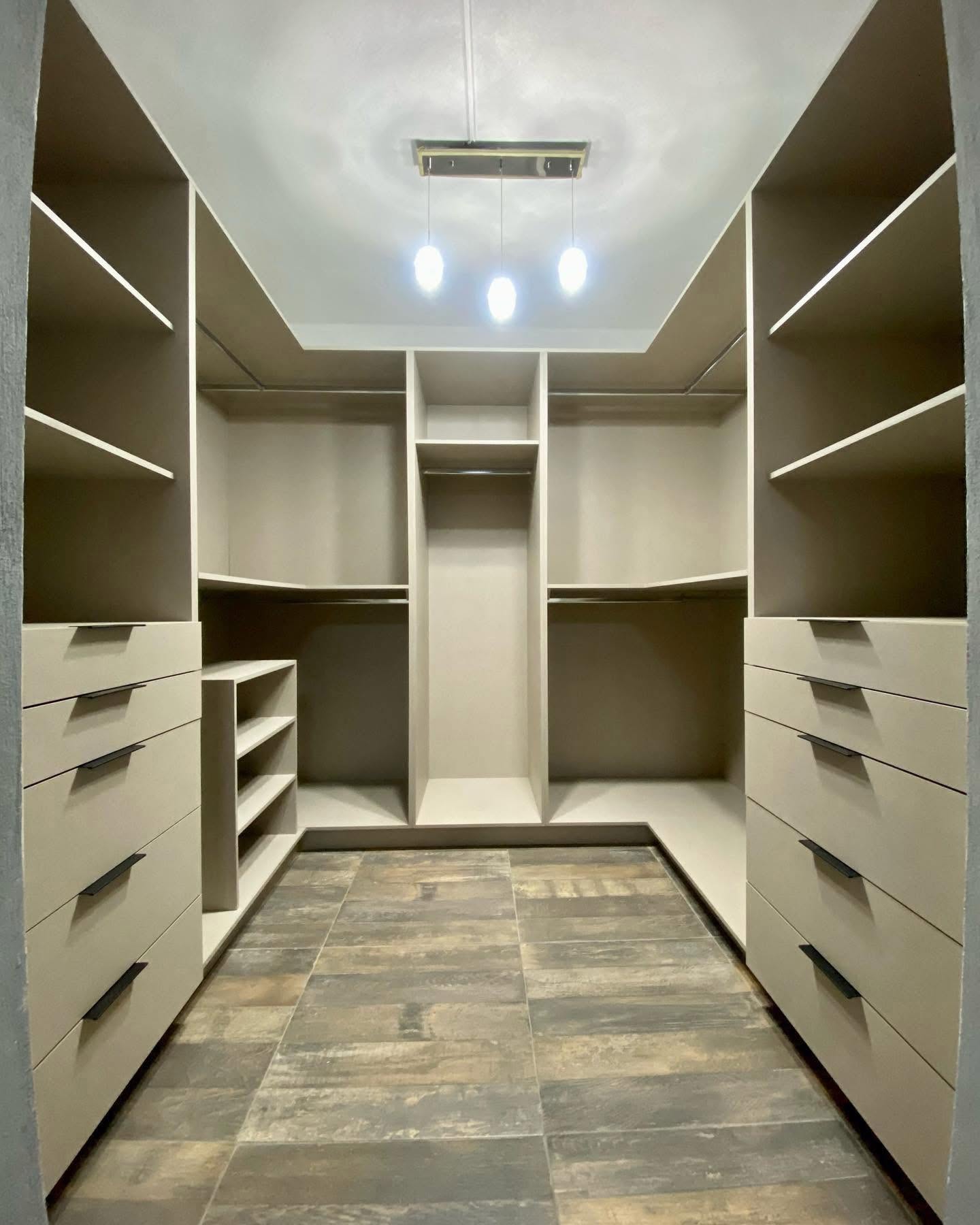 Vestidor con isla central, closet vestidor a medida en Puebla