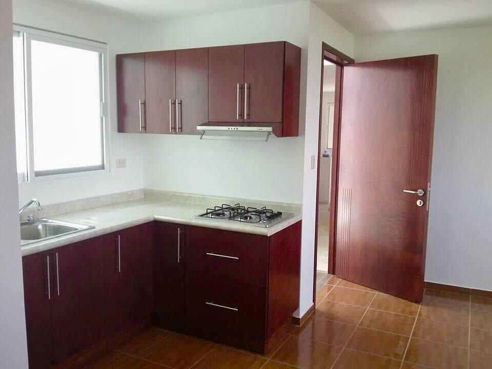 Cocina con gabinetes color vino, cocina integral a medida en Puebla