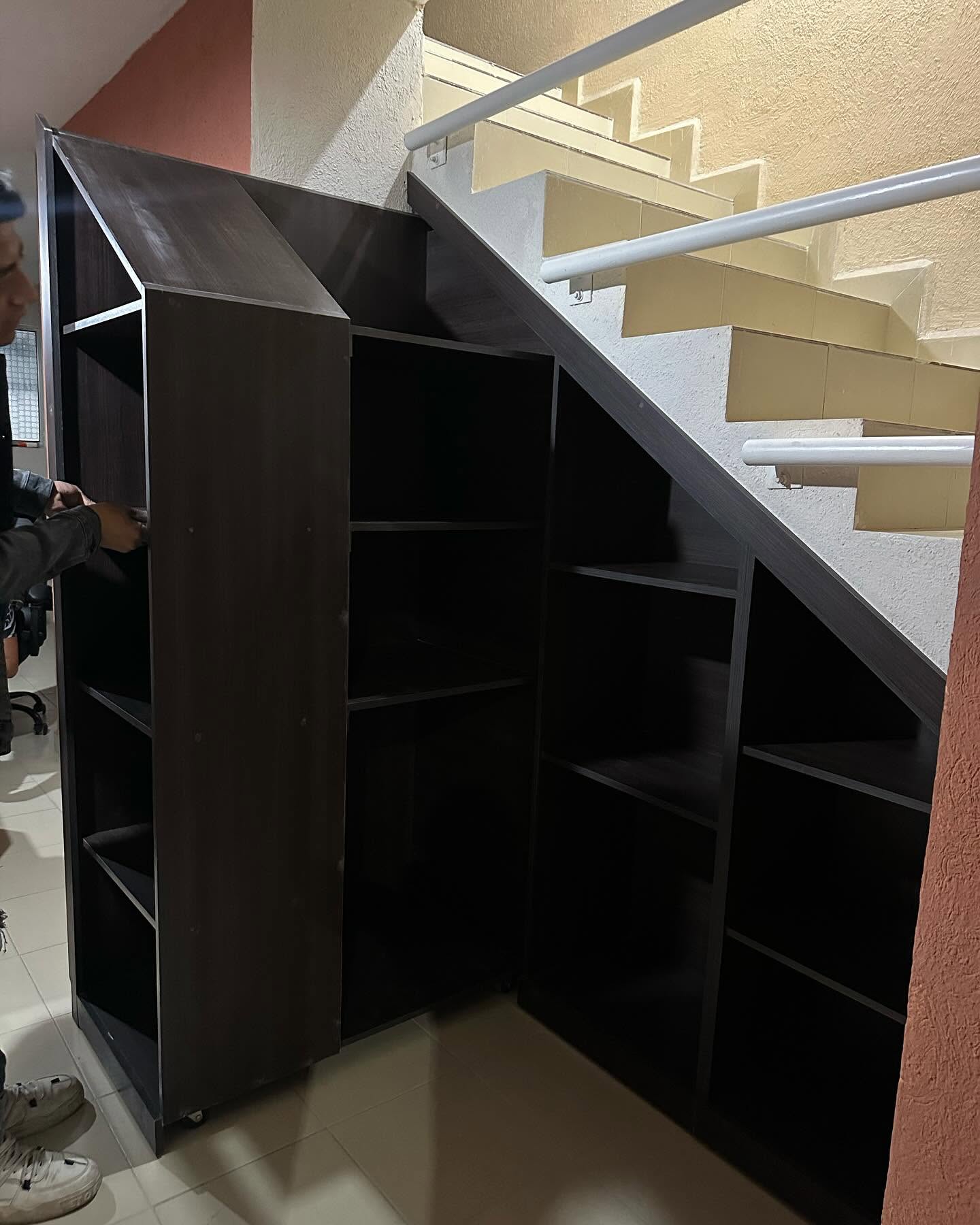Closet negro bajo escalera, aprovechamiento a medida en Puebla